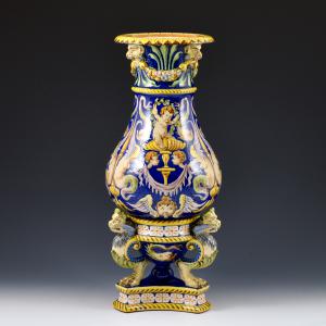 Vaso com pés de leão e decoração grotesca